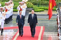 Chủ tịch nước Võ Văn Thưởng và Tổng thống Đại Hàn Dân Quốc Yoon Suk Yeol duyệt Đội Danh dự Quân đội nhân dân Việt Nam.