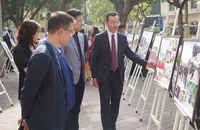 Công chúng tham quan triển lãm những hình ảnh đẹp về thực hiện Quy tắc ứng xử trên địa bàn Thành phố Hà Nội.