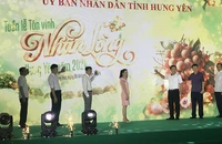 Bấm nút khai mạc Tuần lễ tôn vinh nhãn lồng Hưng Yên năm 2024 tại Khu đô thị Vinhomes Oceanpark 2, huyện Văn Giang tỉnh Hưng Yên.
