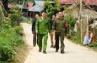 Công an xã Lũng Cao, huyện Bá Thước, Thanh Hóa cùng lực lượng an ninh cơ sở xuống từng thôn tuyên truyền, phổ biến pháp luật cho bà con (Ảnh: Thanh Tùng).