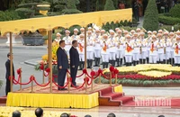 Tổng Bí thư Tô Lâm và Tổng Bí thư, Chủ tịch Trung Quốc Tập Cận Bình thực hiện nghi lễ cử Quốc thiều hai nước. (Ảnh: SƠN TÙNG)