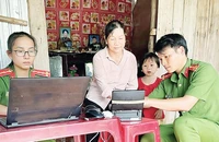 Các chiến sĩ Công an huyện Lộc Ninh đến tận nhà hỗ trợ người dân làm căn cước công dân. (Ảnh: NHẤT SƠN)