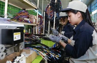 Sản xuất thiết bị điện công nghệ cao tại Công ty cổ phần Kỹ thuật công nghiệp Á Châu tại Khu công nghệ cao Hòa Lạc. (Ảnh: TUỆ NGHI)