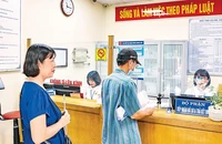 Người dân đến làm thủ tục hành chính được trả kết quả ngay sau 5-10 phút tại UBND phường Hàng Bồ. (Ảnh THIỆN TÂM)
