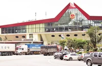 Tòa nhà Trung tâm cửa khẩu quốc tế Hữu Nghị, Ðồng Ðăng (Lạng Sơn) được xây dựng khang trang.