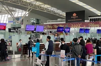 Hành khách mua vé máy bay tại Cảng hàng không quốc tế Nội Bài.