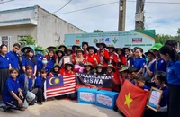 Sinh viên Malaysia tham gia hoạt động tình nguyện tại Việt Nam. (Ảnh Ðại sứ quán Malaysia tại Việt Nam)
