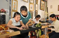 Dạy nghề thêu cho người khuyết tật tại thành phố Gia Nghĩa (Ðắk Nông). (Ảnh Nguyễn Ðăng)
