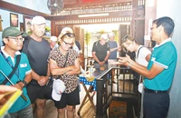 Du khách nước ngoài tham quan tour Biệt động Sài Gòn. (Ảnh MẠNH HẢO)