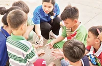 Ðoàn viên thanh niên thành phố Cần Thơ tổ chức trò chơi dân gian cho học sinh dịp hè.