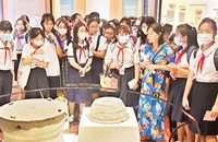 Học sinh tìm hiểu thực tế tại Bảo tàng Lịch sử Thành phố Hồ Chí Minh.