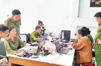 Lực lượng an ninh mạng, Văn phòng Cơ quan Cảnh sát điều tra (Công an tỉnh Phú Yên) đấu tranh với các đối tượng tình nghi sử dụng phương tiện điện tử thực hiện hành vi lừa đảo chiếm đoạt tài sản. (Ảnh XUÂN HUY)