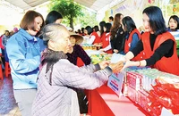 Người dân tham dự "Chợ Tết nhân ái" huyện Thạch Hà, tỉnh Hà Tĩnh. (Ảnh HỮU ANH)