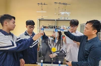 Giờ thực hành của học sinh Trường trung học phổ thông Phùng Khắc Khoan - Thạch Thất (Hà Nội).