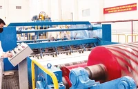 Sản xuất giấy xuất khẩu ở Nhà máy giấy và bột giấy An Hòa.