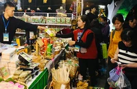 Khách tham quan gian hàng, mua sắm sản vật Cao Bằng trong Ngày hội du lịch Non nước Cao Bằng tại Hà Nội năm 2023. (Ảnh MẠNH PHÚC)