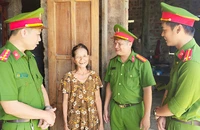 Công an chính quy xã Triệu Giang, huyện Triệu Phong, tỉnh Quảng Trị làm việc tại nhà dân.