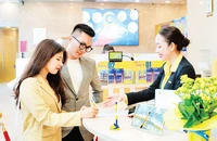 Khách hàng giao dịch tại một ngân hàng trên địa bàn thành phố.
