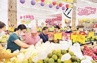Người dân mua hàng hóa ở siêu thị Go! tại thành phố Hạ Long (tỉnh Quảng Ninh) sáng 12/9. (Ảnh LƯƠNG QUANG THỌ)
