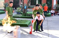 Tập huấn phòng cháy, chữa cháy tại Trường tiểu học Tân Ðịnh, thành phố Bến Cát, tỉnh Bình Dương. (Ảnh Phương Dung)