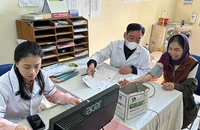 Khám bệnh cho người cao tuổi tại Bệnh viện đa khoa huyện Bắc Hà (Lào Cai).