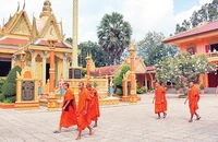Chùa là nơi sinh hoạt tôn giáo, gắn kết cộng đồng của người Khmer tỉnh Trà Vinh. (Ảnh MINH KHỞI)