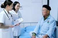 Các bác sĩ Bệnh viện đa khoa Ba Vì, TP Hà Nội tư vấn chăm sóc sức khỏe cho người cao tuổi.