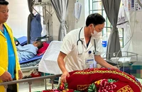 Thăm khám cho người bệnh đang điều trị tại Trung tâm Y tế huyện Si Ma Cai (Lào Cai). (Ảnh MINH HOÀNG)
