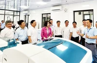 Lãnh đạo Bộ Y tế nghe giới thiệu về các trang, thiết bị hiện đại tại Tòa nhà CDC Thái Bình được đưa vào sử dụng năm 2024.