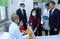 Bộ trưởng Y tế Ðào Hồng Lan thăm, trao quà tặng người bệnh tại Viện Huyết học-Truyền máu Trung ương.