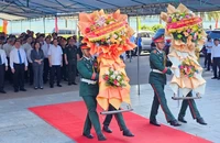 Lễ dâng hoa diễn ra tại Đài kỷ niệm cảng Quy Nhơn.
