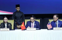 Thủ tướng Phạm Minh Chính cùng lãnh đạo các nước ASEAN ký Tuyên bố Kuala Lumpur “ASEAN 2045: Tương lai chung của chúng ta". (Ảnh: TTXVN)
