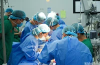 Phẫu thuật vi phẫu tái tạo lưỡi cho nam thanh niên.