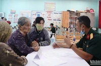 Khám chữa bệnh cho người có công. (Ảnh: THẾ ANH)