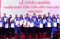 Đại diện lãnh đạo các bộ, ngành trao Kỷ niệm chương và chứng nhận tặng các đại biểu thanh niên tiên tiến làm theo lời Bác Khối các cơ quan Trung ương năm 2023.
