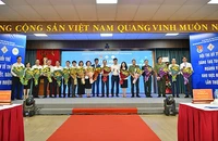 Đồng chí Bùi Quang Huy, Ủy viên dự khuyết Trung ương Đảng, Bí thư thứ nhất Trung ương Đoàn (thứ 7 từ phải sang) trao hoa tặng các thành viên Ban Chỉ đạo Hội thi tại buổi lễ.