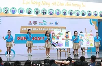 Các nữ sinh tự tin hùng biện trên sân khấu.