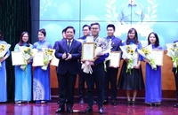 Đồng chí Nguyễn Văn Thể trao giải Nhất tặng thí sinh từ Đoàn thanh niên Bộ Ngoại giao.