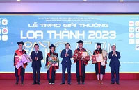 Đại diện lãnh đạo các bộ, ngành, đơn vị trao giải Nhất Giải thưởng Loa Thành năm 2023 tặng 4 sinh viên xuất sắc.