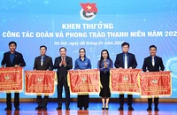 Phó Bí thư Đảng ủy Khối doanh nghiệp Trung ương Hồ Xuân Trường (thứ 3 từ trái sang) và Bí thư Trung ương Đoàn, Chủ tịch Hội đồng Đội Trung ương Nguyễn Phạm Duy Trang (thứ 5 từ trái sang) trao cờ thi đua tặng các đơn vị xuất sắc.