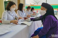Thầy thuốc trẻ tình nguyện khám bệnh cho người dân vùng cao.