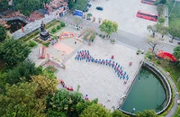 Các đại biểu dự Đại hội và thiếu nhi địa phương xếp hình bản đồ Tổ quốc tại tượng đài Hoàng thái hậu Ỷ Lan (xã Dương Xá).