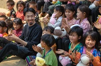 Nguyễn Đức Cường (ca sĩ Đen Vâu) cùng các em nhỏ vùng cao trong một chuyến thiện nguyện.