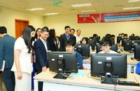 Đại diện các bộ, ban, ngành, đoàn thể tham quan, động viên thí sinh tranh tài sau buổi lễ. 