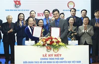 Các đồng chí Nguyễn Thị Doan, Bùi Quang Huy trao đổi biên bản ký kết tại buổi lễ.