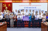 Đồng chí Đỗ Văn Chiến (thứ 8 từ phải sang, hàng đầu) cùng các đại biểu tại buổi lễ.