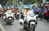 Các lực lượng, đoàn thể tham gia diễu hành tuyên truyền về an toàn giao thông sau buổi lễ.