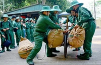Các "Chiến sĩ nhỏ Điện Biên" trải nghiệm, tranh tài đẩy xe đạp thồ.