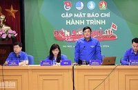 Trưởng Ban Tuyên giáo Trung ương Đoàn Nguyễn Thái An (đứng) và các Phó Chủ tịch Thường trực Hội Liên hiệp Thanh niên Việt Nam, Hội Sinh viên Việt Nam, Hội đồng Đội Trung ương trao đổi thông tin về Hành trình.