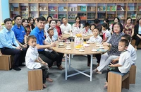 Các đồng chí Trương Mỹ Hoa, Bùi Quang Huy và đại diện các bộ, ngành, đoàn thể liên quan cùng thiếu nhi tại công trình.